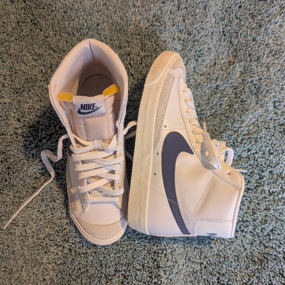 Women's Nike Blazer Mid '77 size 8 CZ1055-125